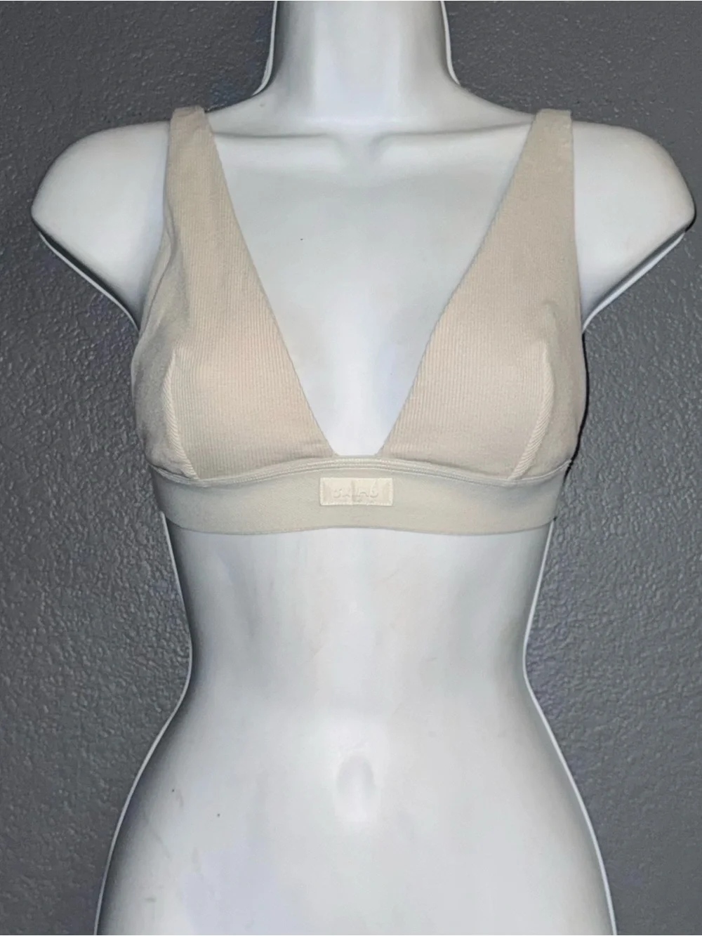 SKIMS New w Tags Women's Cream V-Neck Bra Bralette size Medium